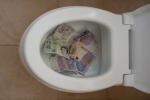 Trúng số £330k, người phụ nữ xé hết tiền thưởng rồi xả xuống toilet
