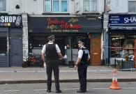 London: 2 thiếu niên vô cớ tạt xăng vào thực khách rồi châm lửa đốt