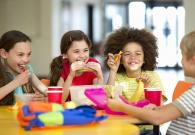Bữa ăn học đường của trẻ em ở Anh ngày càng kém dinh dưỡng