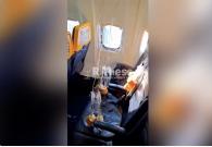 Hành khách bị hút nửa người khỏi máy bay Ryanair vì cửa sổ bung giữa trời
