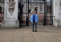 Thanh niên bị chửi sấp mặt vì chụp ảnh cùng Mr. Đàm tại Buckingham