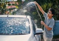 Hàng triệu tài xế có thể bị phạt tới £1,000 nếu rửa xe tại nhà từ vòi nước máy