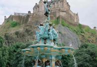 Chi Bảo cùng gia đình và con trai lớn đi chơi Scotland