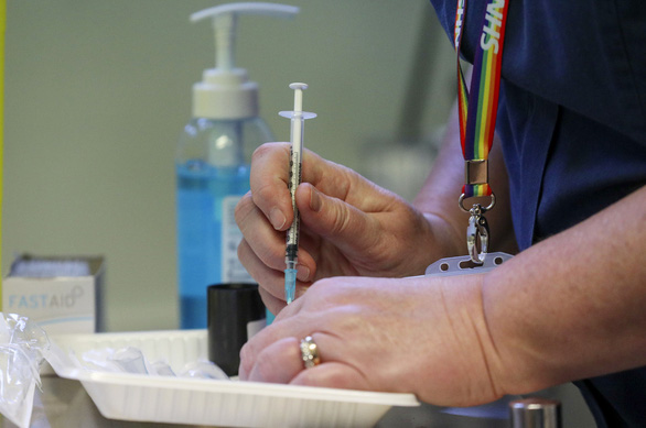 tiem 2 vaccine tren cung 1 nguoi