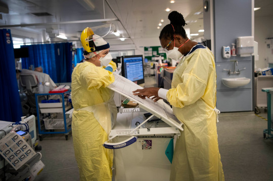 5nhsworkerswage1