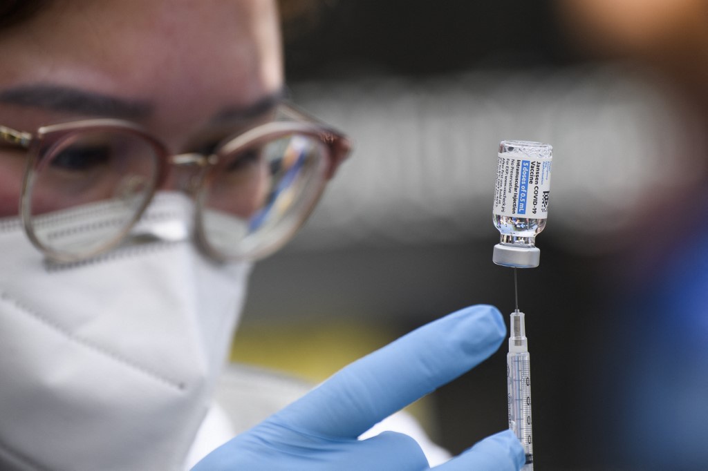 tiem vaccine giam tv