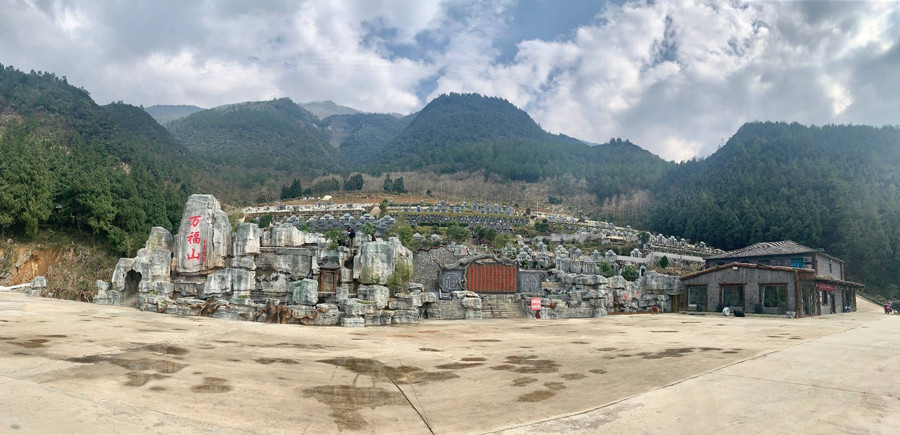 co gai lam viec o nghia trang 1