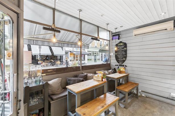 cua hang ban o walthamstow 1