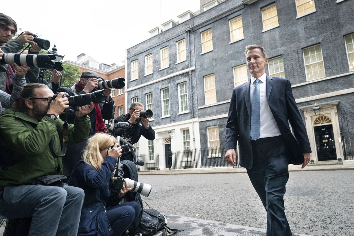 ong jeremy hunt cong bo ngan sach mua thu