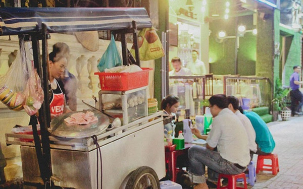 vo chong ban hu tieu mua dat
