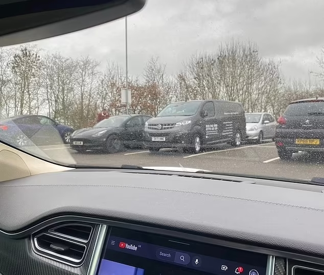 cho sac xe dien tesla 2