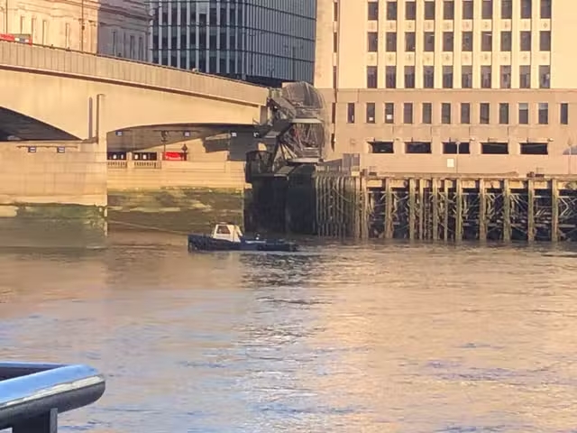 thanh nien london bridge 1