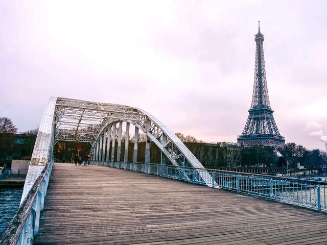that vong voi thap eiffel 1