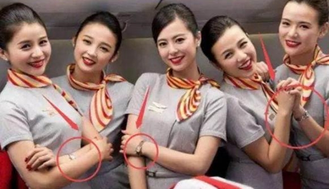 tiep vien deo dong ho dat tien 1