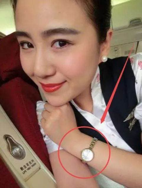 tiep vien deo dong ho dat tien 1