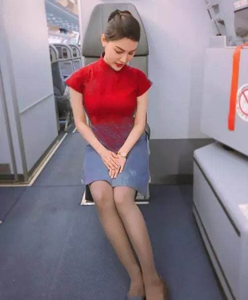 tiep vien deo dong ho dat tien 1