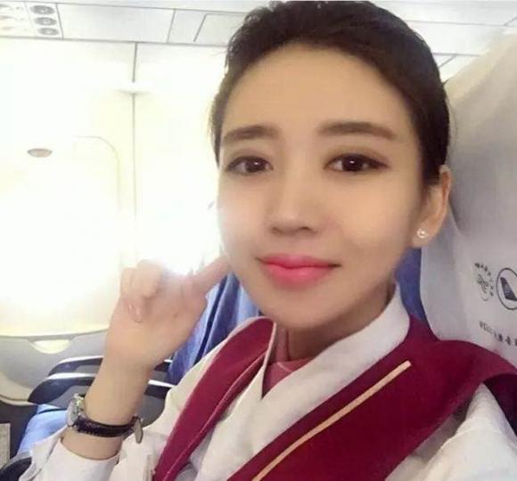 tiep vien deo dong ho dat tien 1