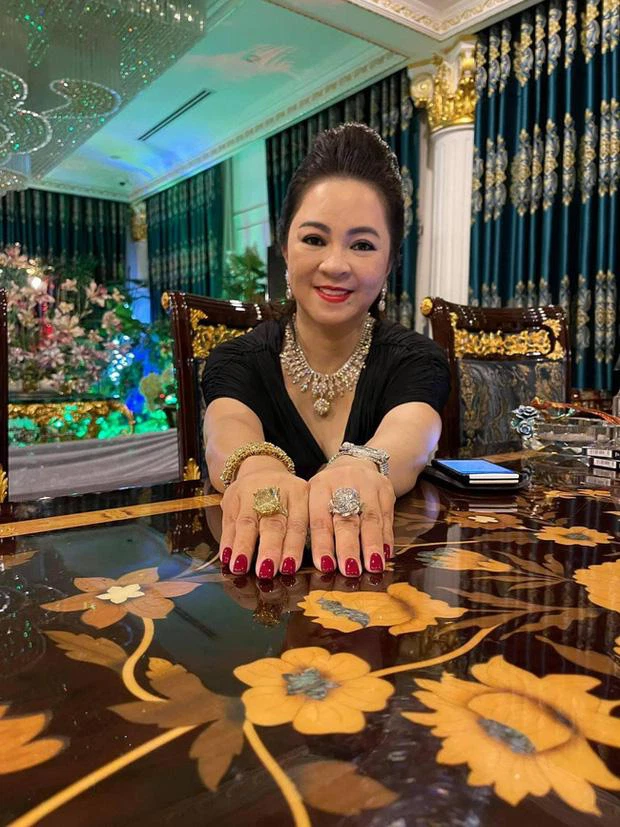dai nam nguyen phuong hang 1