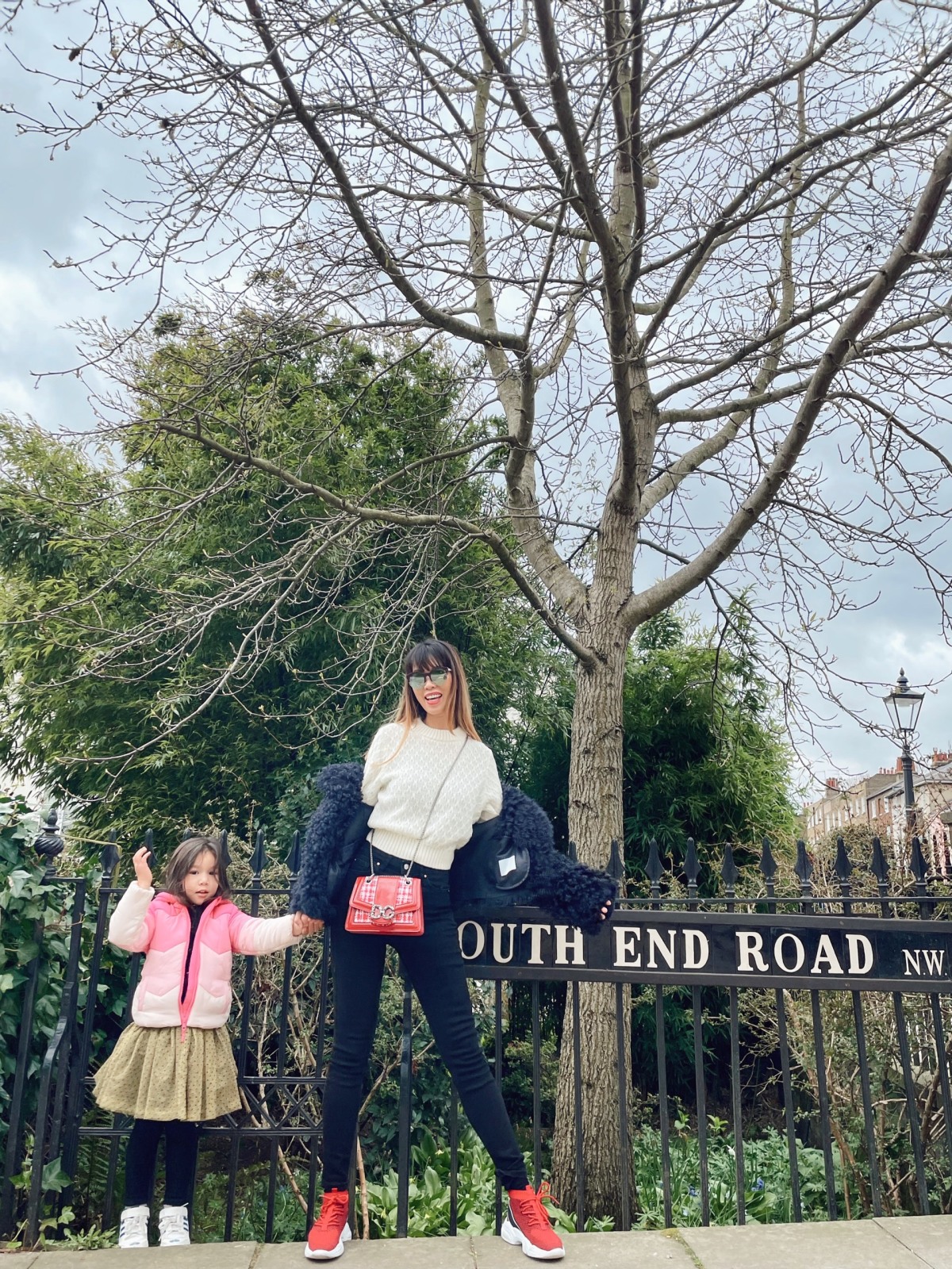 ha anh dua gia dinh sang london 0
