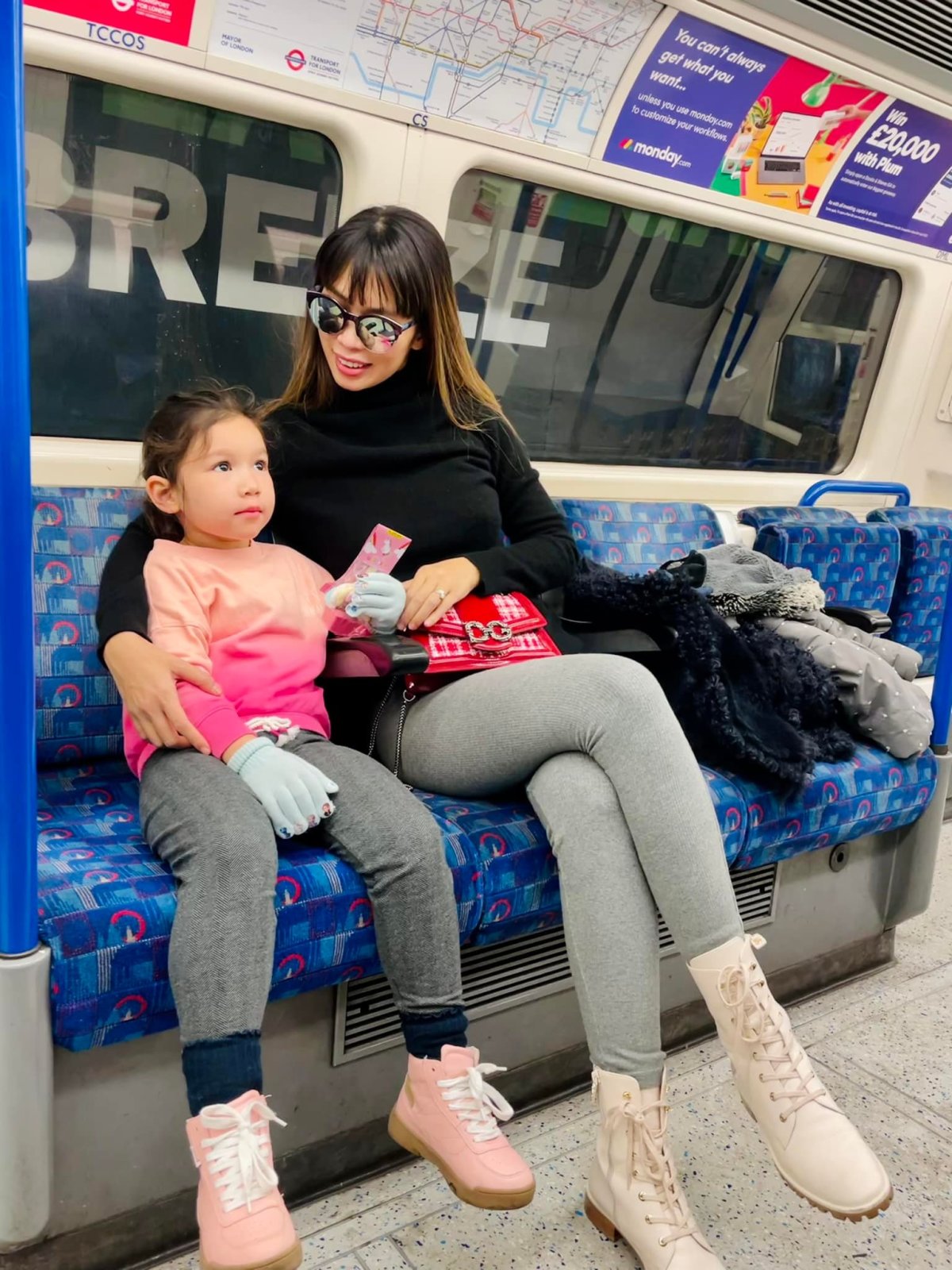 ha anh dua gia dinh sang london 0