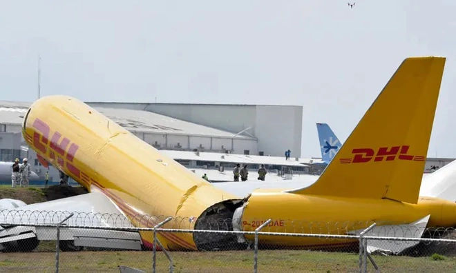may bay DHL gay doi
