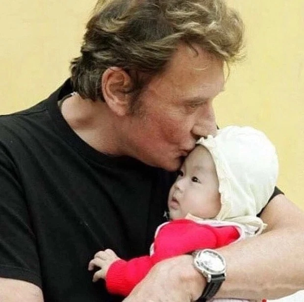 Jade Hallyday danh ca nguoi phap nhan nuoi 1