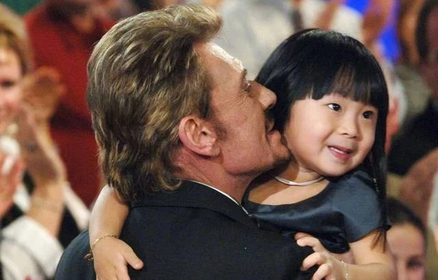 Jade Hallyday danh ca nguoi phap nhan nuoi 1