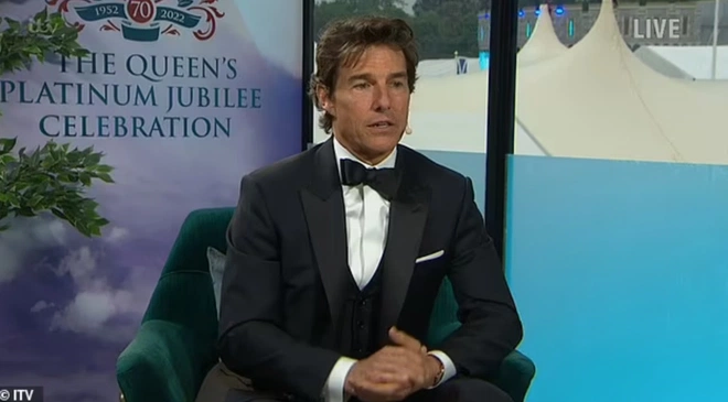 Tom Cruise quang cao phim Tom Gun Maverpick