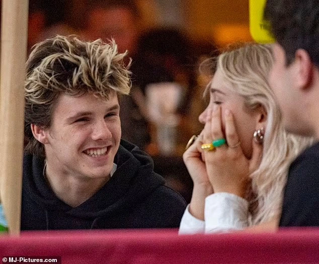 cruz beckham khoe ban gai 1