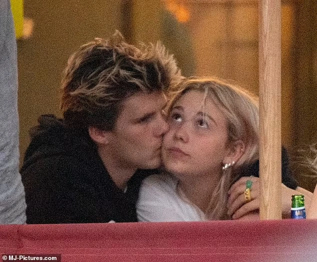 cruz beckham khoe ban gai 1