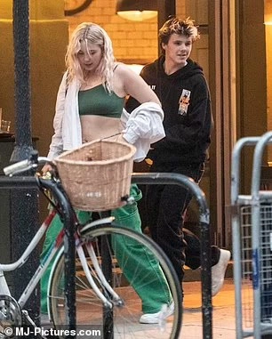 cruz beckham khoe ban gai 1
