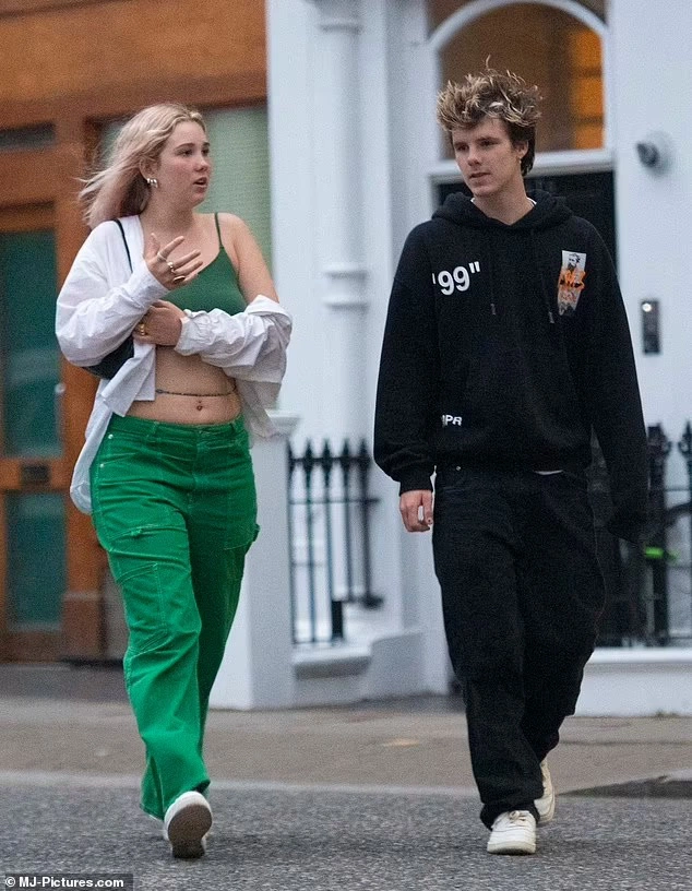 cruz beckham khoe ban gai 1
