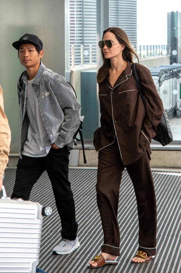angelina jolie mac do ngu di cung pax thien 1