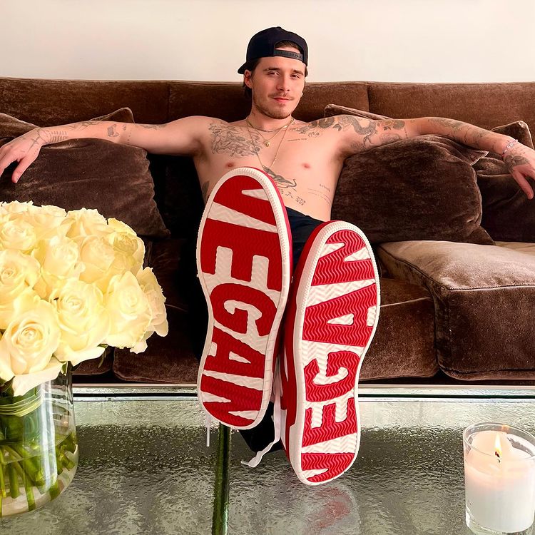 brooklyn beckham bi cat hop dong thoi trang 1
