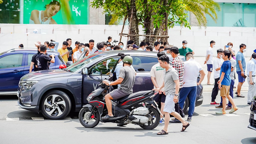 chay thu xe VF 8 1