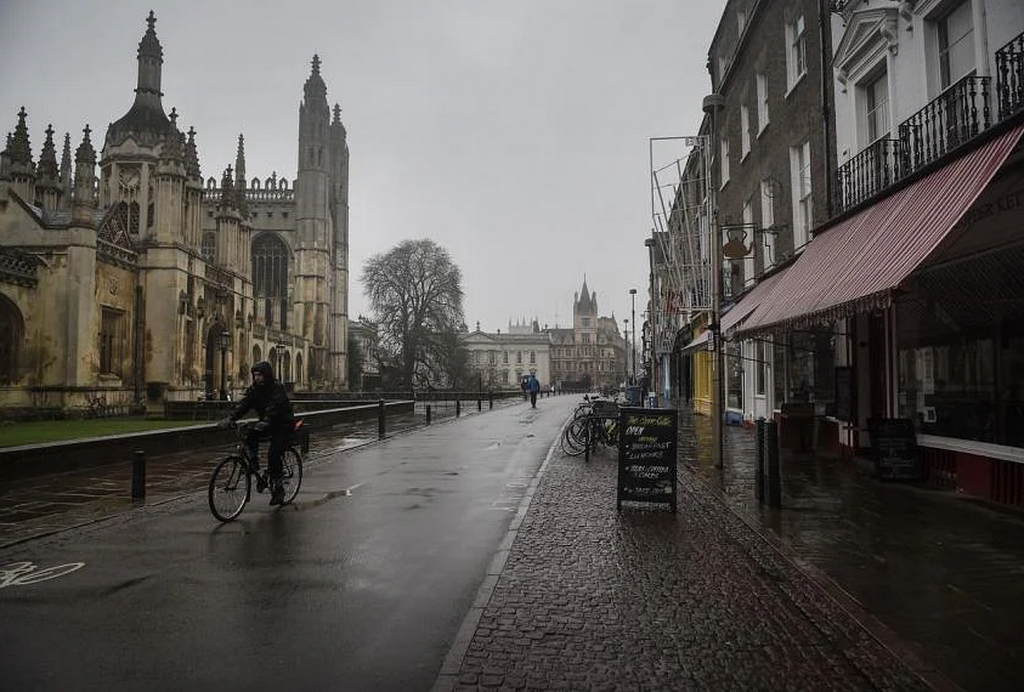 dh cambridge sinh vien cang thang