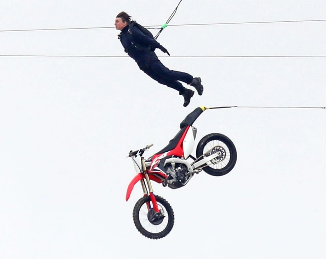 tom cruise canh quay hanh dong