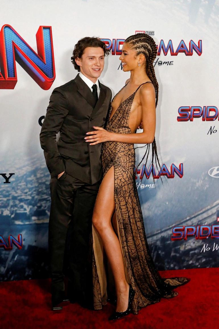 tom holland thap hon ban gai 1
