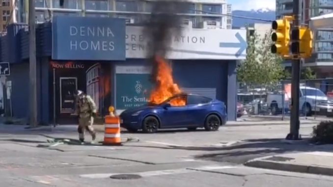 xe dien tesla boc chay