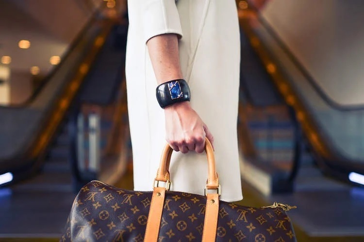 lam bay voi tui hang hieu louis vuitton