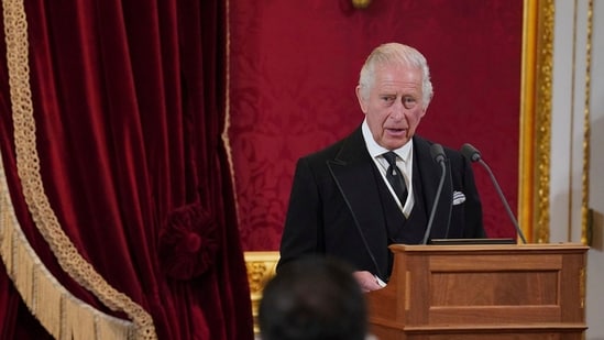 vua charles iii duoc tan phong 1