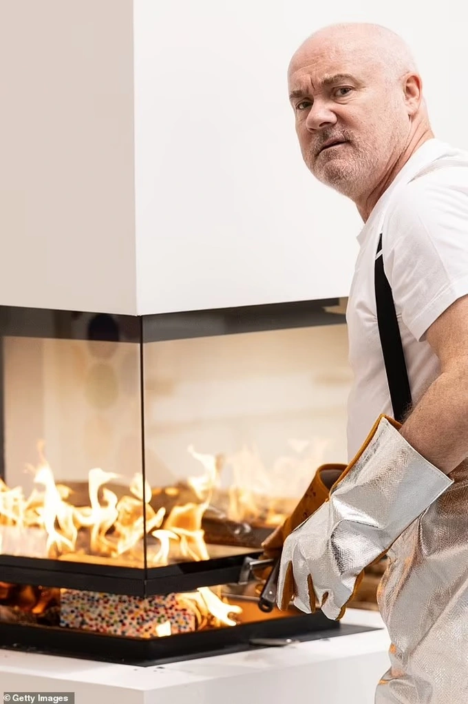 hoa si dot tranh Damien Hirst 1