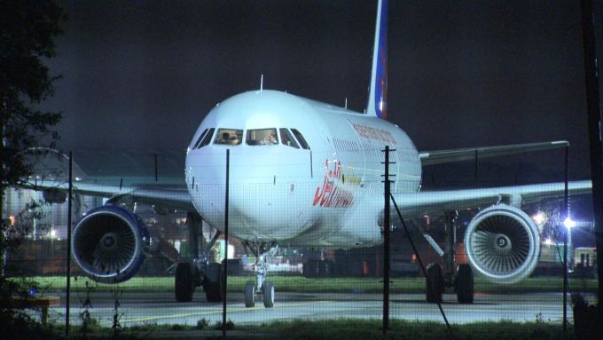 jet2 ha canh tai san bay 1