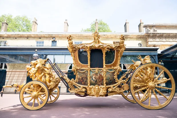 le dang quang cua Vua Charles III 1