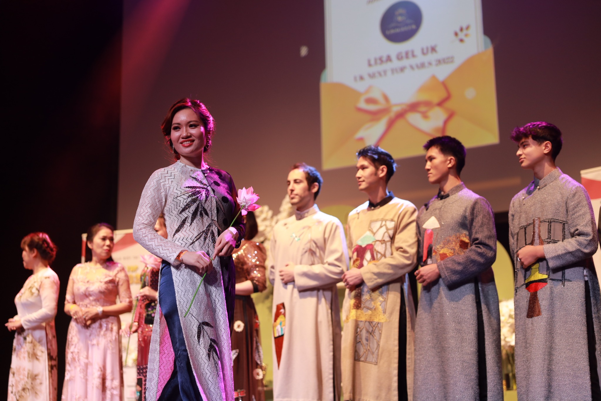 trinh dien ao dai uk next top nail 2022 1