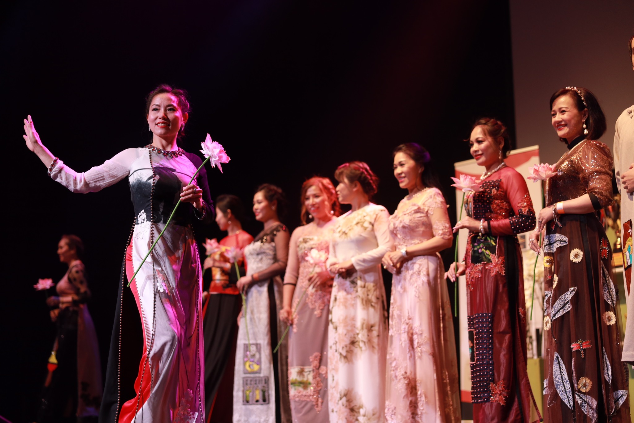 trinh dien ao dai uk next top nail 2022 1
