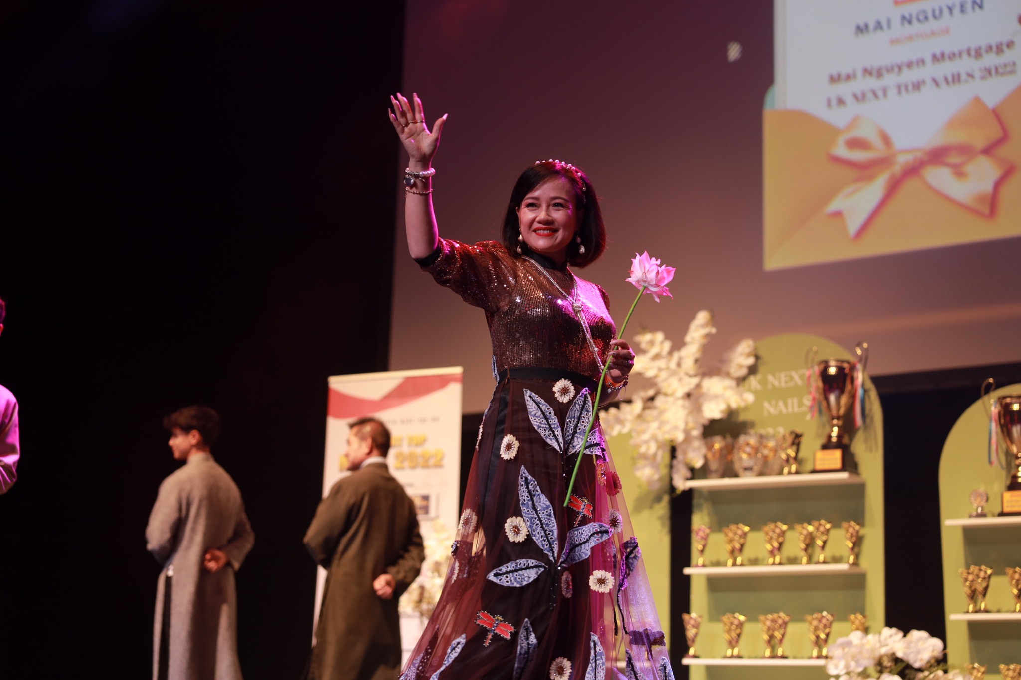 trinh dien ao dai uk next top nail 2022 1