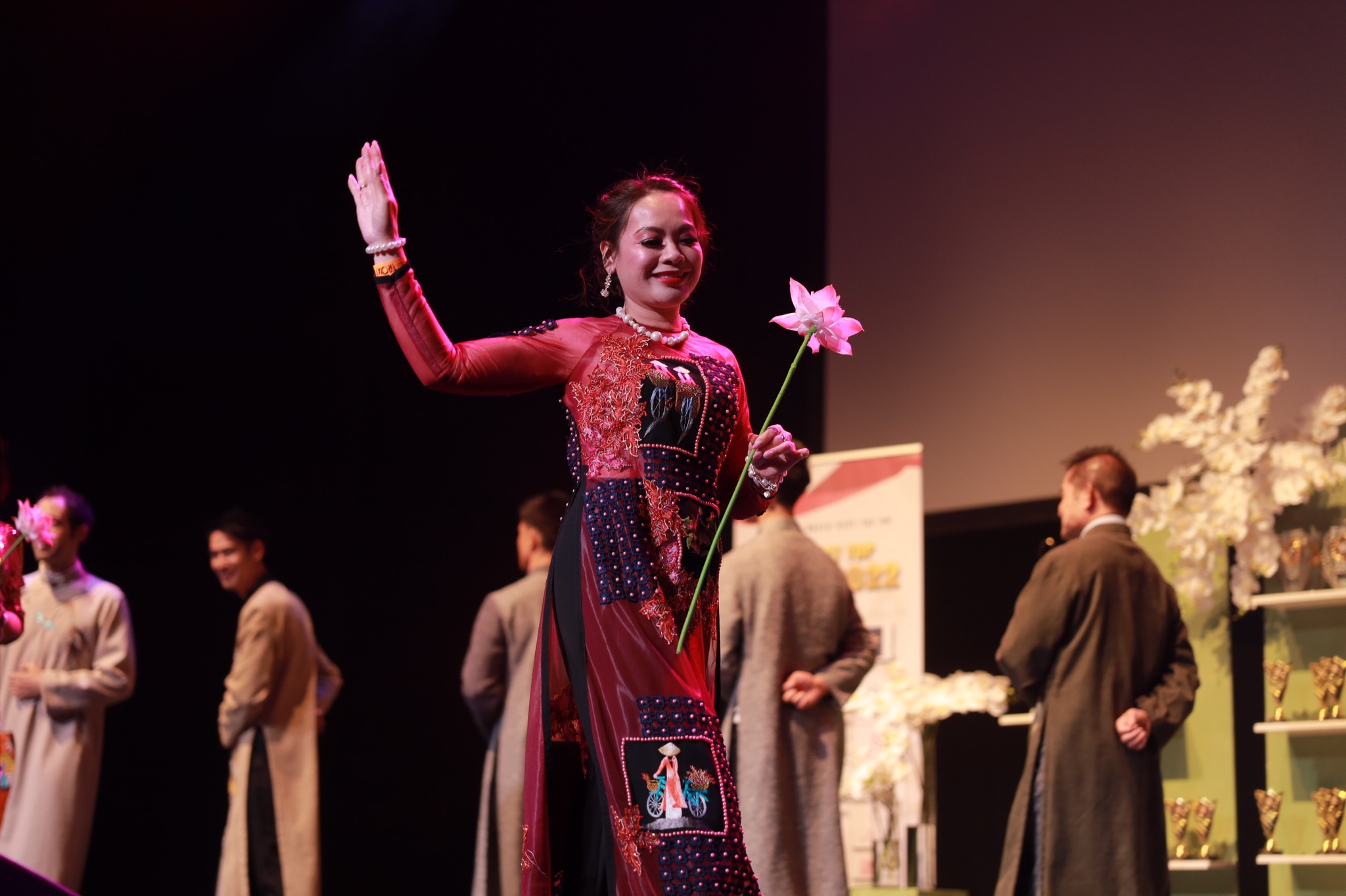 trinh dien ao dai uk next top nail 2022 1