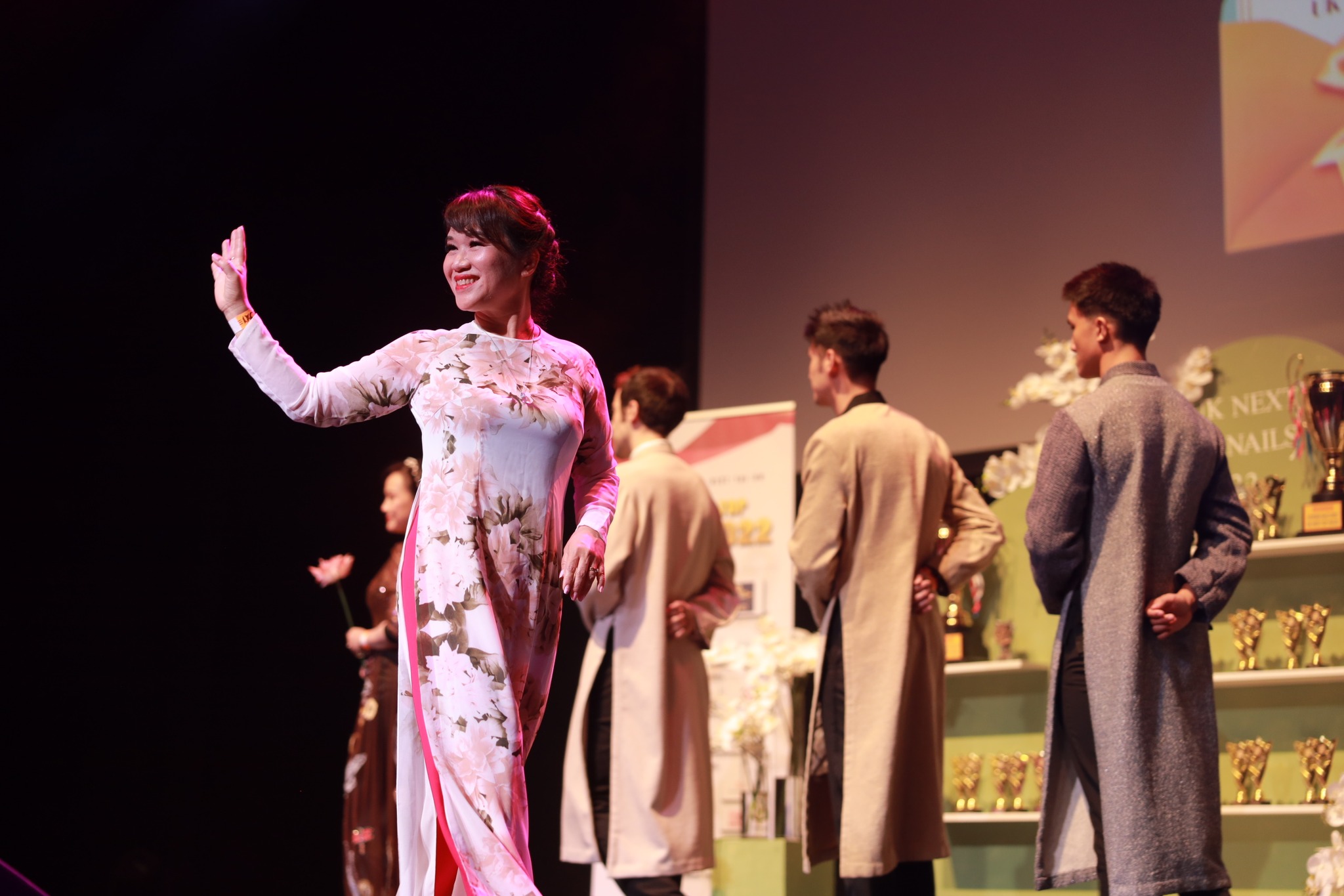 trinh dien ao dai uk next top nail 2022 1