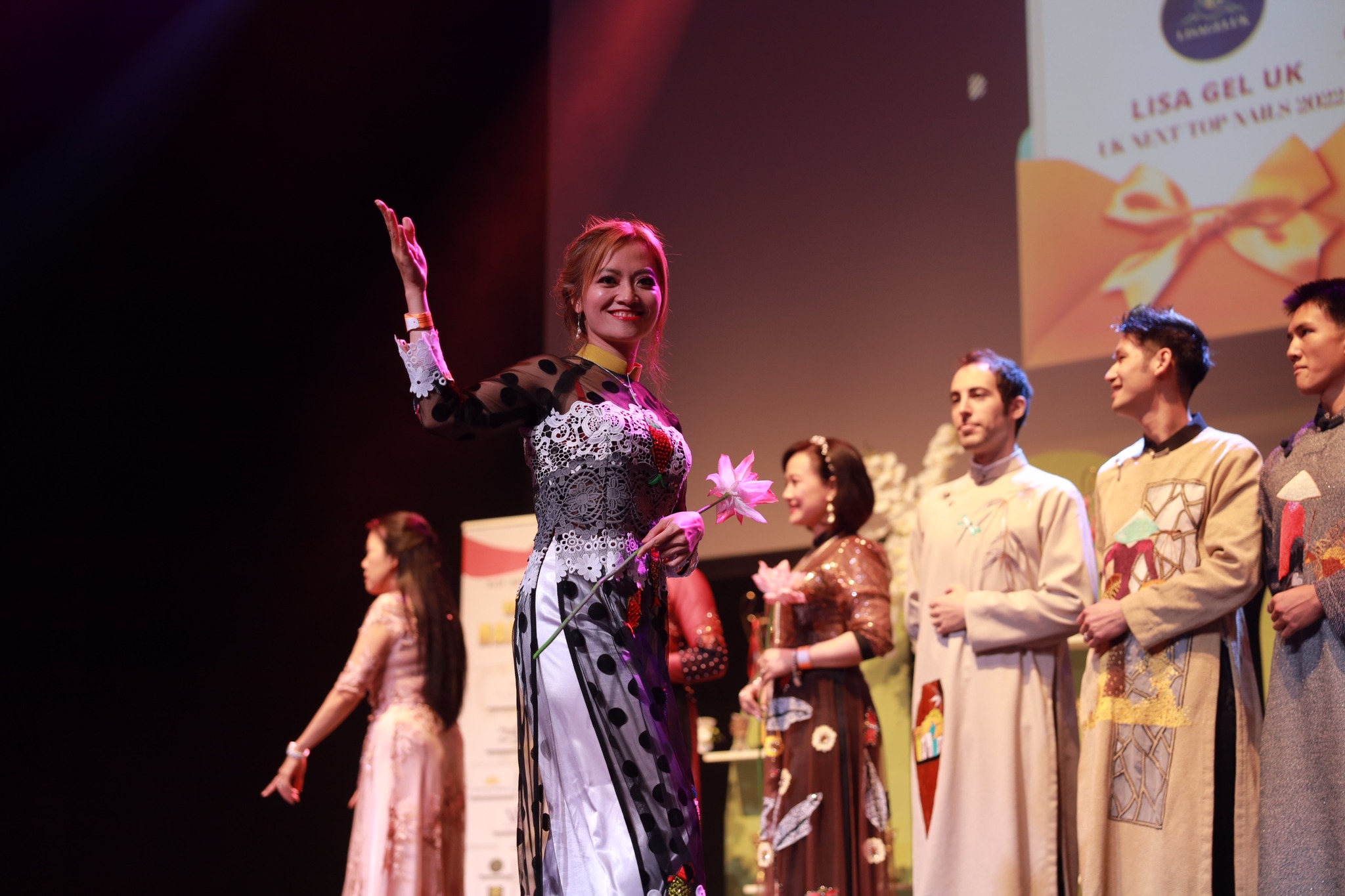 trinh dien ao dai uk next top nail 2022 1